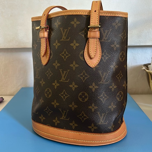 LOUIS VUITON (JUST BECAUSE I WANT TO) BUCKET BAG CRAZY SALEπ₯π₯π₯π₯ - Picture 2 of 16